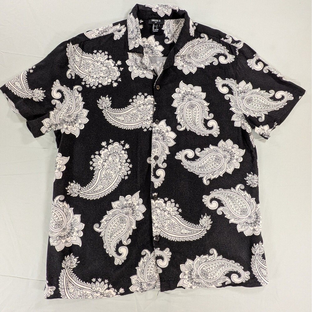 Forever 21  Shirt Men's Large black w/white Paisley Button Down  Short Sleeve
